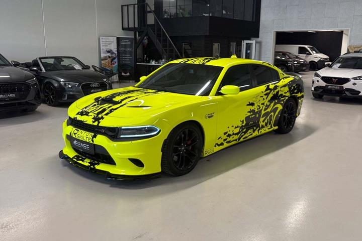 Hvid Dodge Charger fra 2019 set udefra