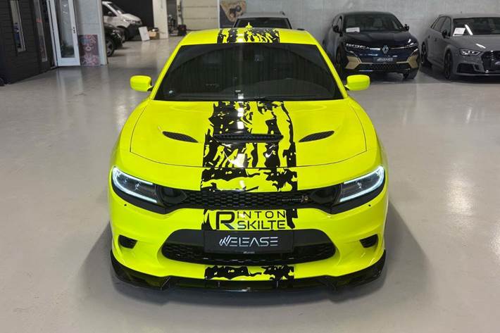 Hvid Dodge Charger fra 2019 set udefra