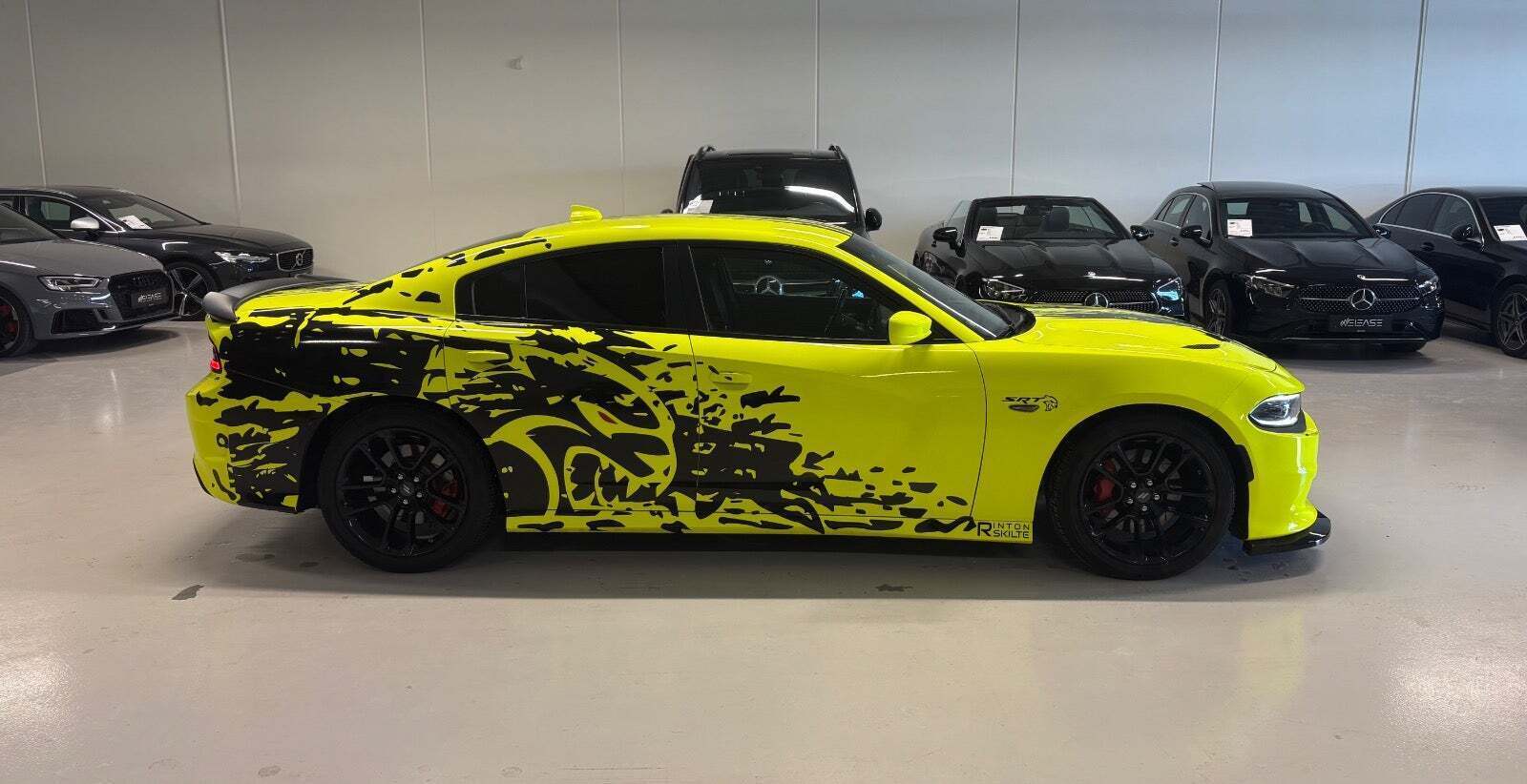 Hvid Dodge Charger fra 2019 set udefra