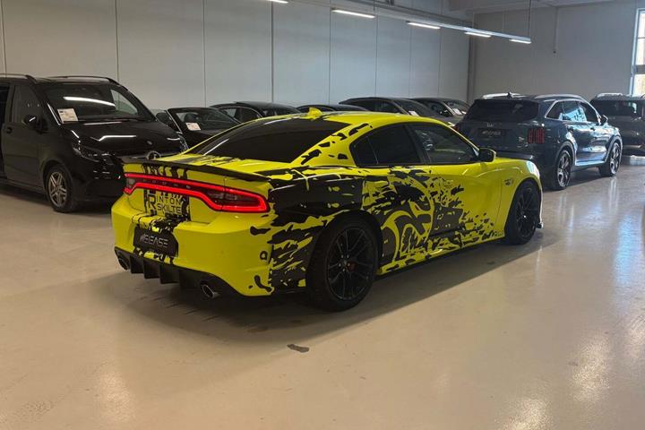 Hvid Dodge Charger fra 2019 set udefra