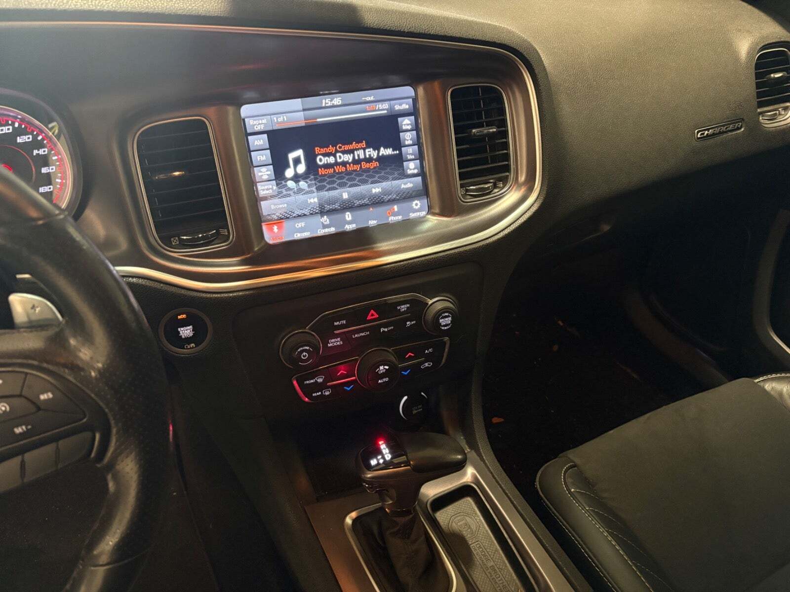 Hvid Dodge Charger fra 2019 set indefra
