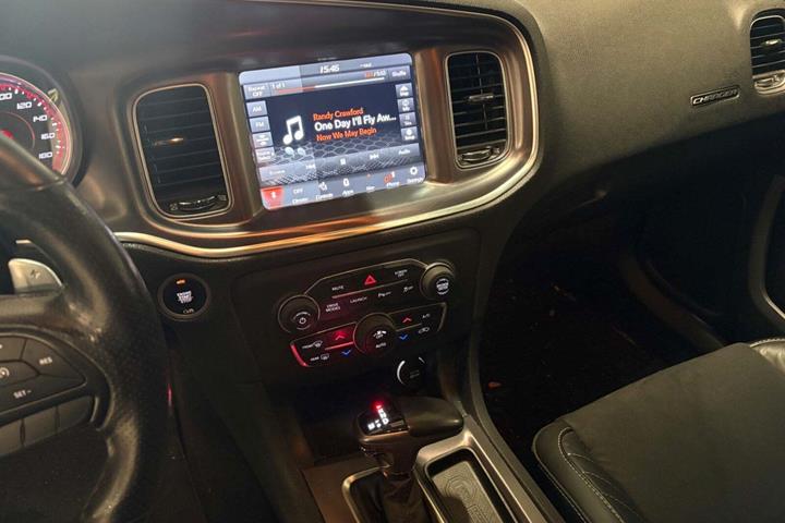 Hvid Dodge Charger fra 2019 set indefra