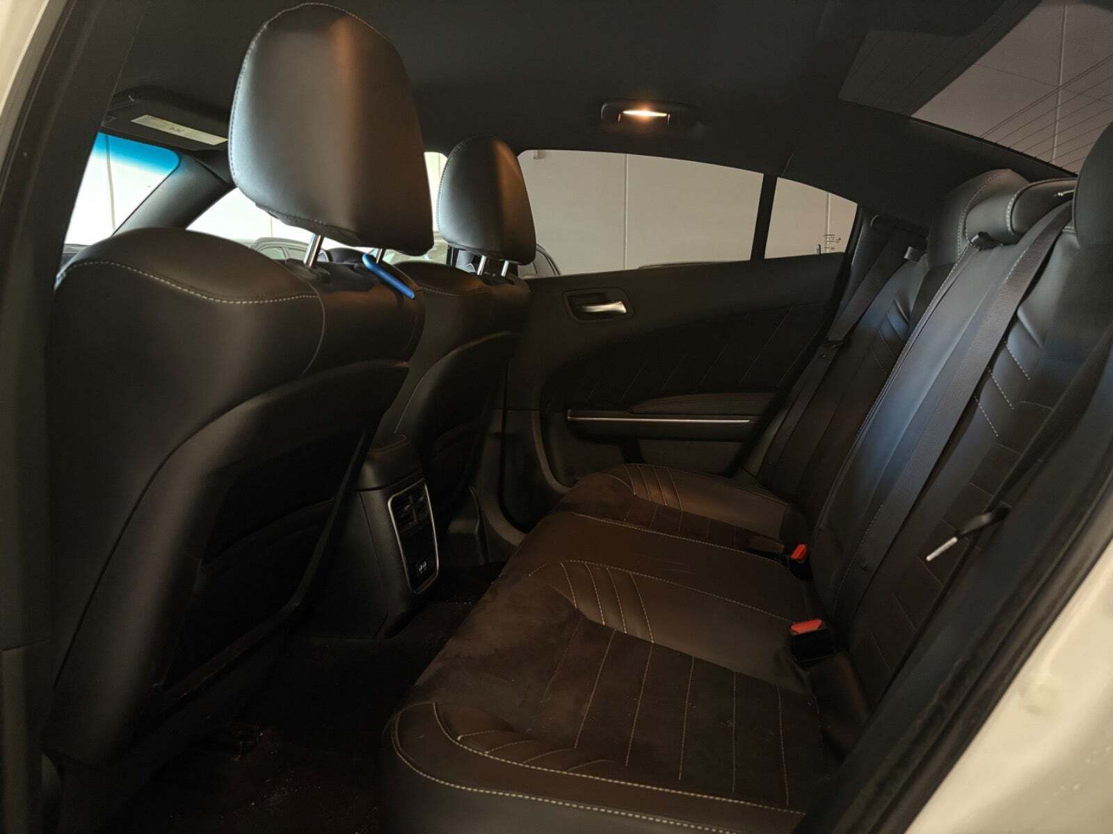 Hvid Dodge Charger fra 2019 set indefra
