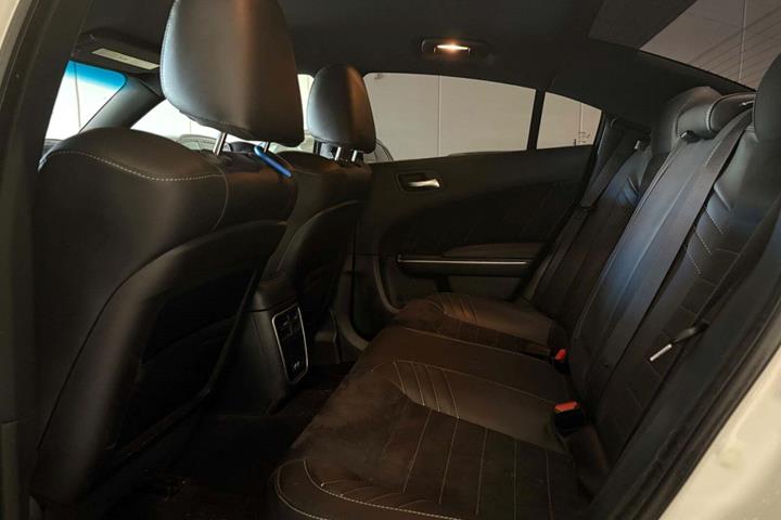 Hvid Dodge Charger fra 2019 set indefra