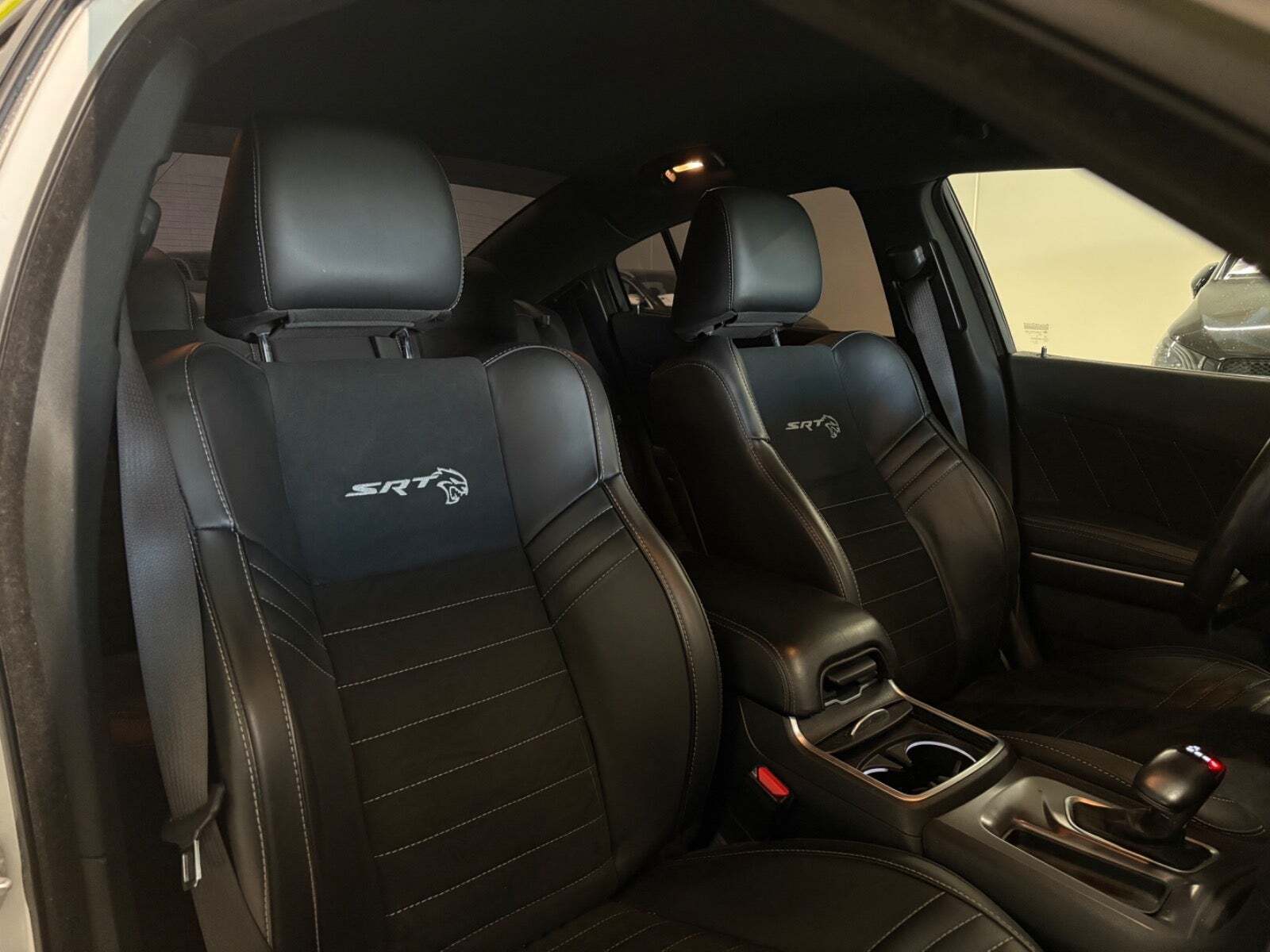 Hvid Dodge Charger fra 2019 set indefra