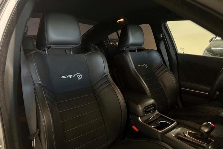 Hvid Dodge Charger fra 2019 set indefra