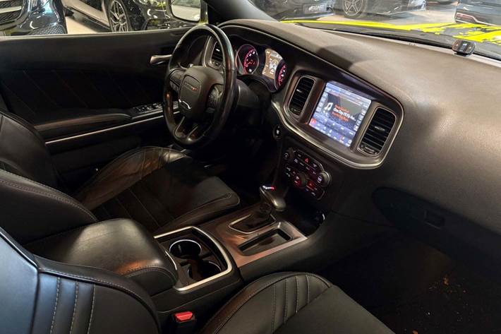 Hvid Dodge Charger fra 2019 set indefra