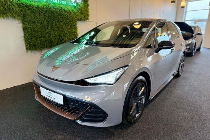 Grå Cupra Born fra 2024 set udefra