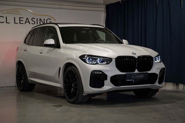Hvid BMW X5 fra 2021 set udefra