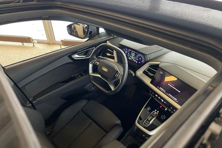 Grå Audi Q4 e-tron fra 2024