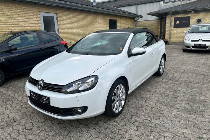 Hvid VW Golf VI fra 2011 set udefra