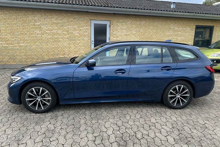Blå BMW 330e fra 2021