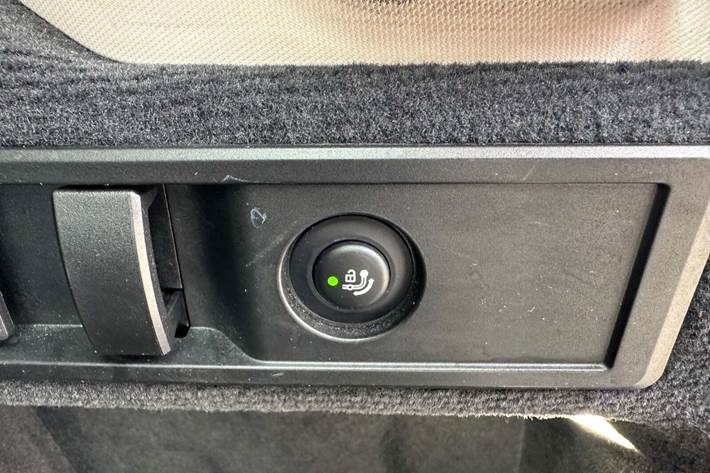 Blå BMW 330e fra 2021