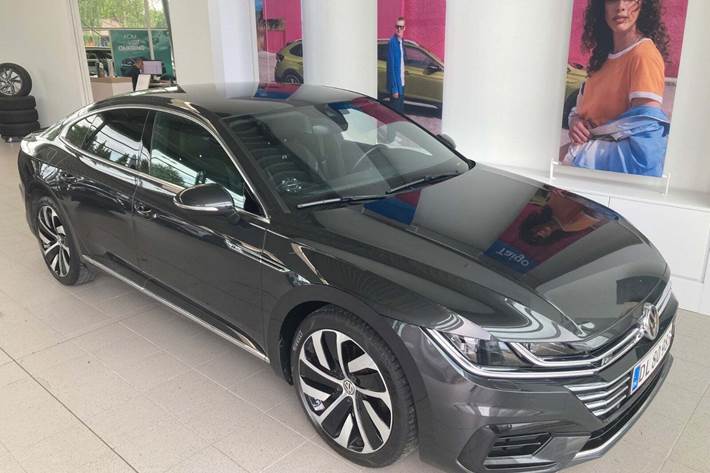 Grå VW Arteon fra 2018 set udefra