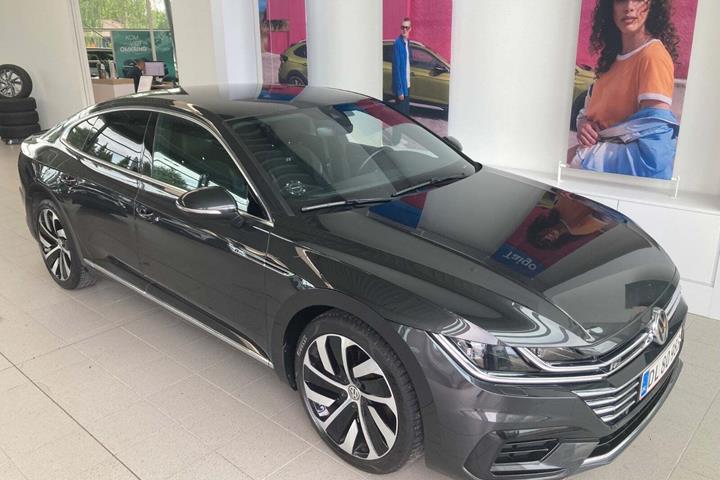 Grå VW Arteon fra 2018 set udefra