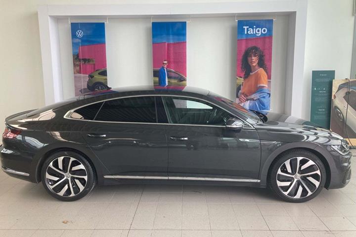 Grå VW Arteon fra 2018
