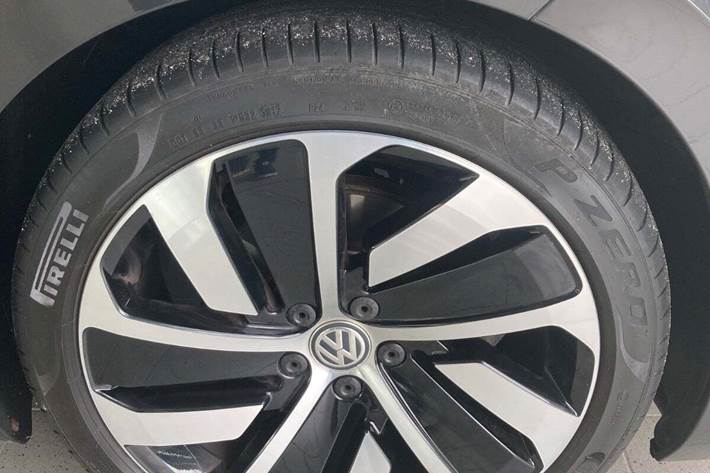 Grå VW Arteon fra 2018