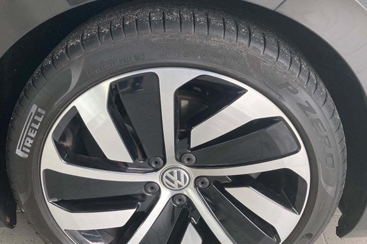 Grå VW Arteon fra 2018