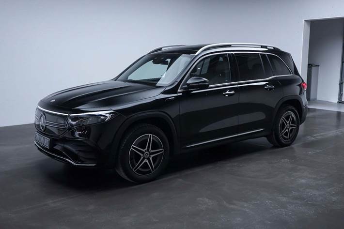 Sort Mercedes EQB300 fra 2023 set udefra