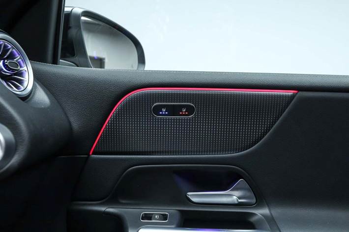 Sort Mercedes EQB300 fra 2023