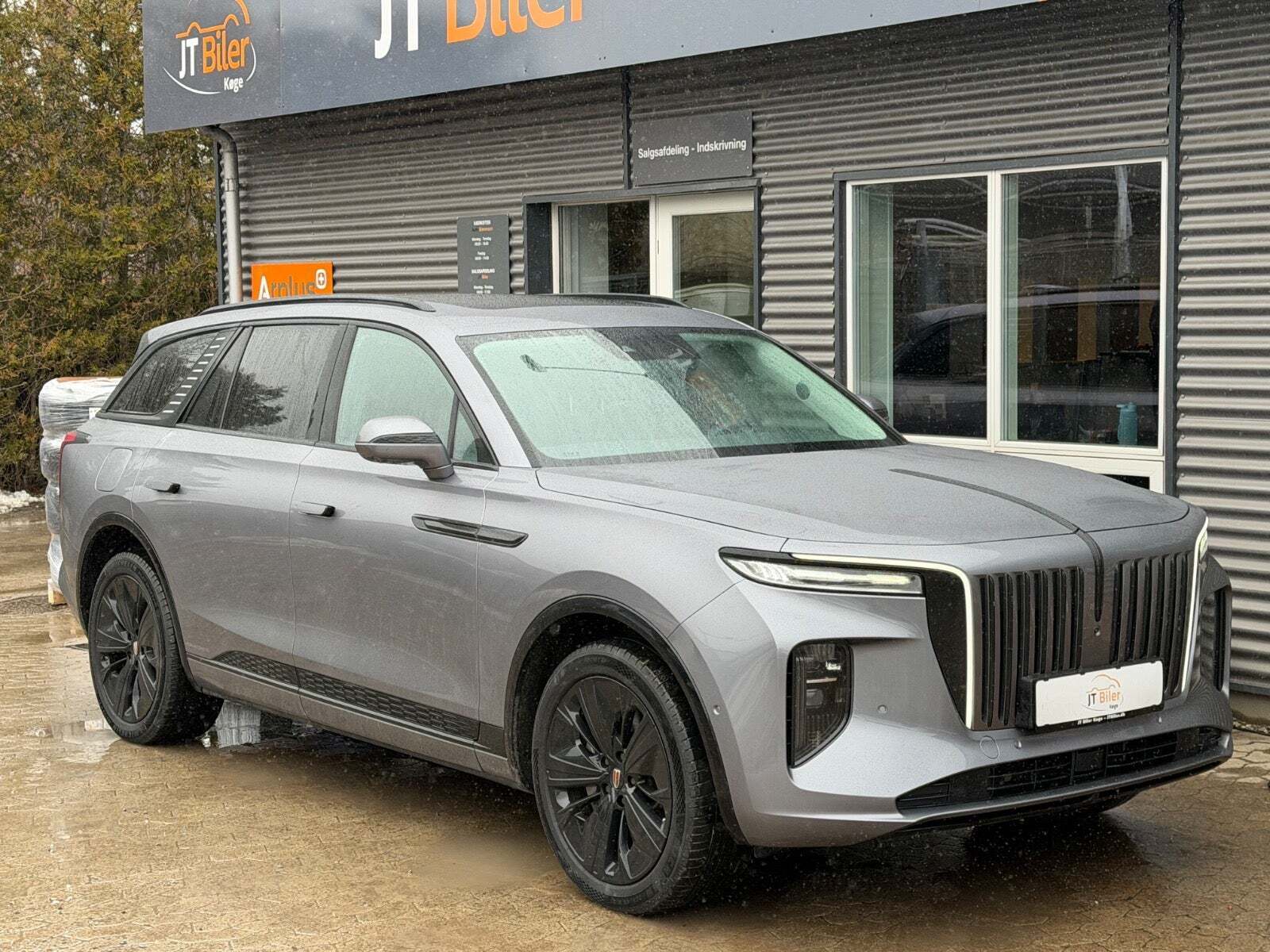 Grå Hongqi E-HS9 fra 2023 set udefra