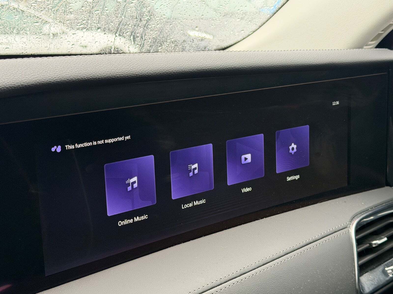 Grå Hongqi E-HS9 fra 2023