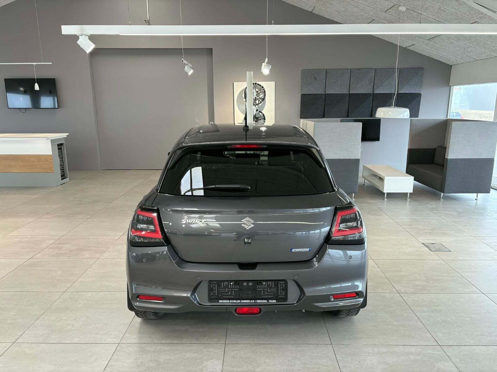 Grå Suzuki Swift fra 2024