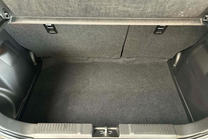 Grå Suzuki Swift fra 2024