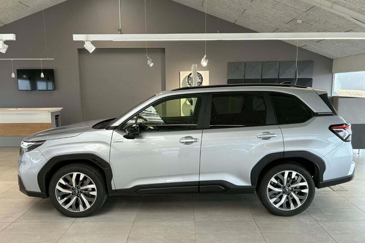 Sølv Subaru Forester fra 2025
