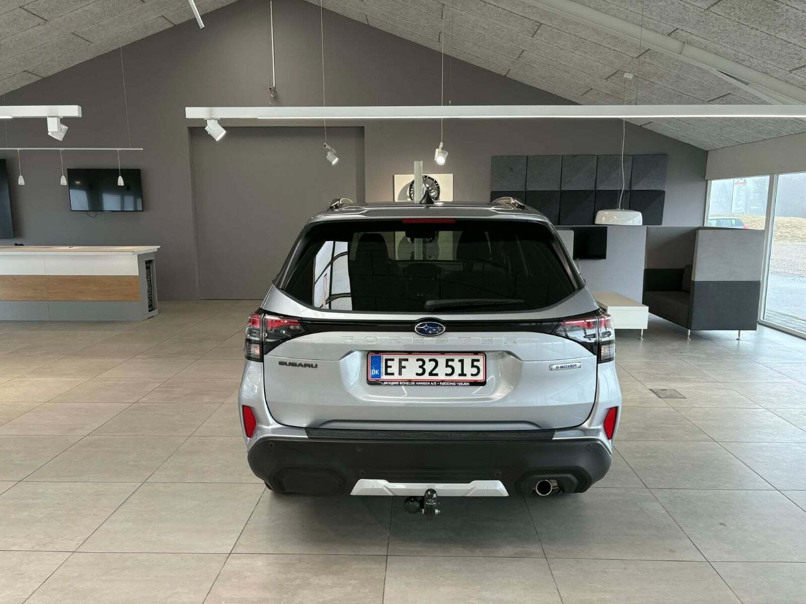 Sølv Subaru Forester fra 2025 set udefra