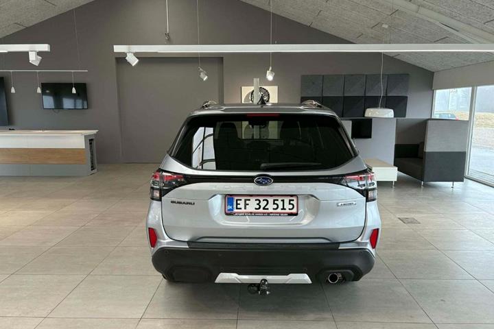 Sølv Subaru Forester fra 2025 set udefra