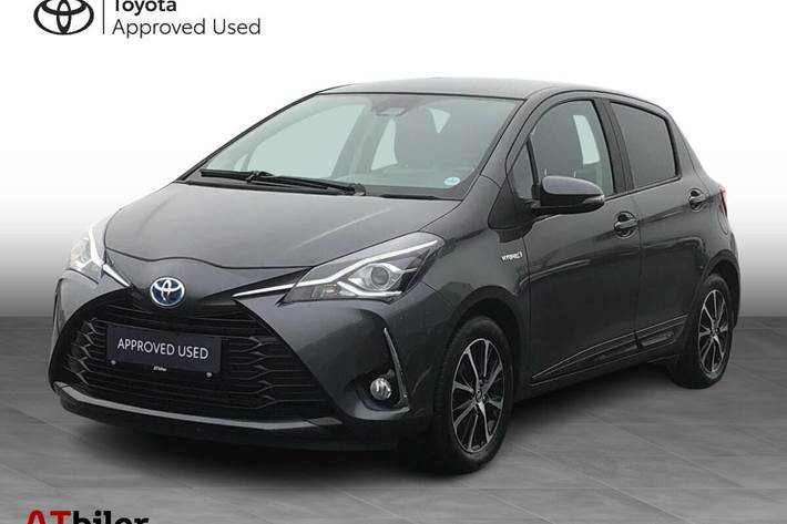 Grå Toyota Yaris fra 2020 set udefra