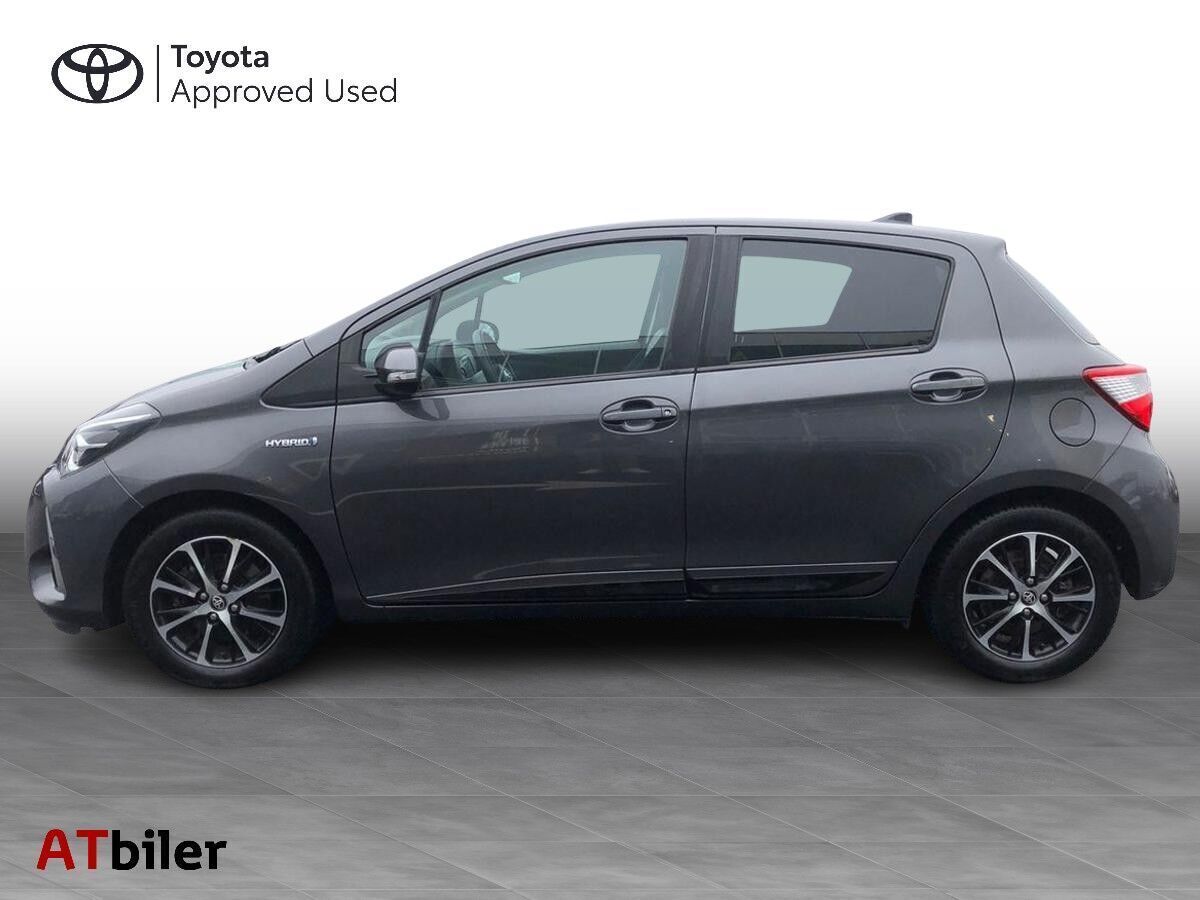 Grå Toyota Yaris fra 2020
