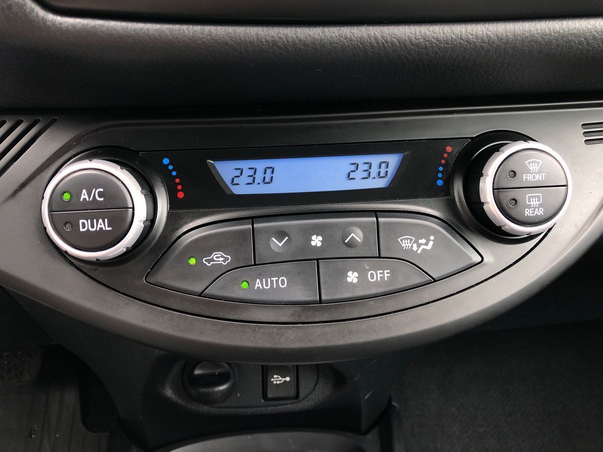 Grå Toyota Yaris fra 2020 set indefra