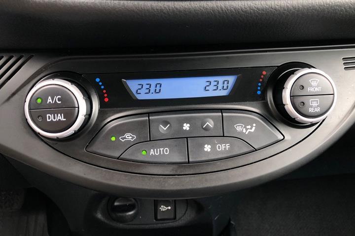 Grå Toyota Yaris fra 2020 set indefra