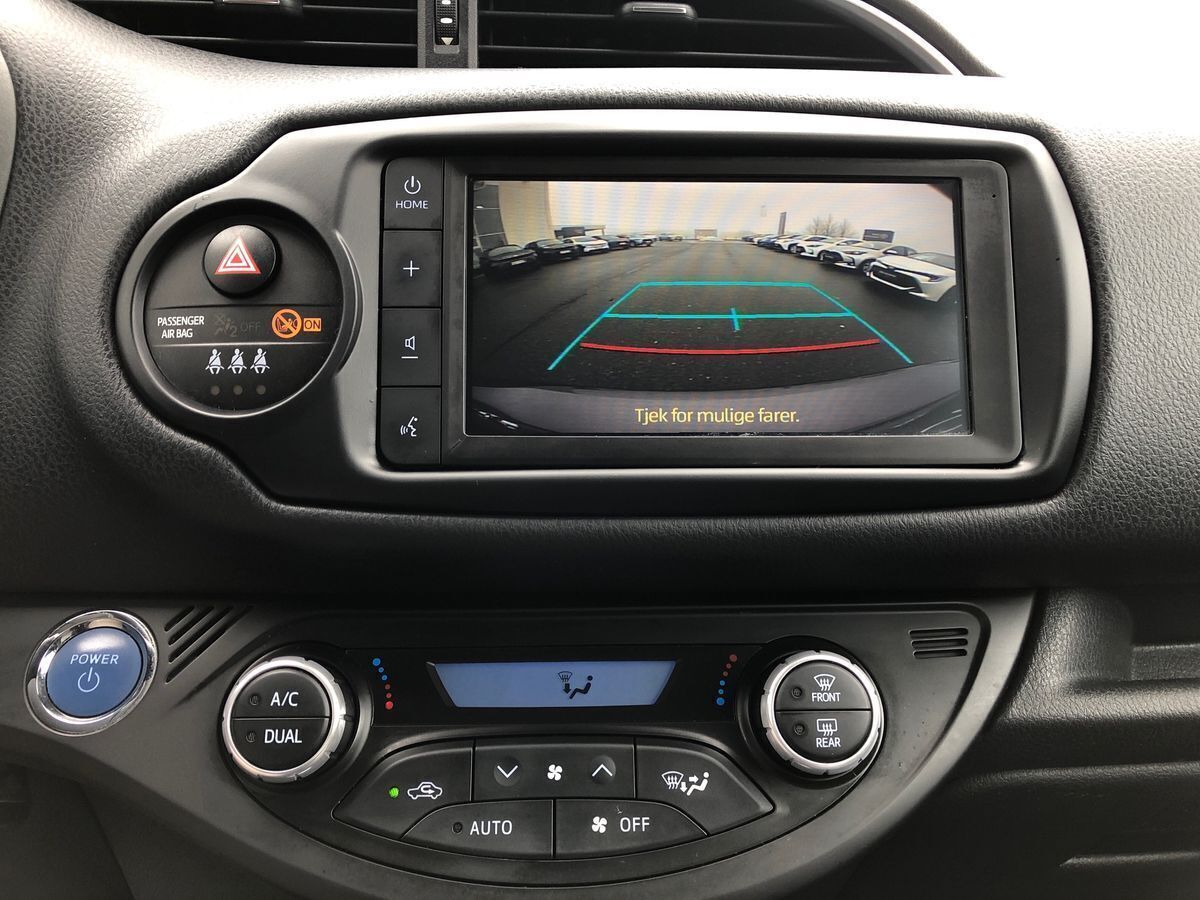 Grå Toyota Yaris fra 2020 set indefra