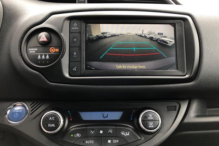 Grå Toyota Yaris fra 2020 set indefra