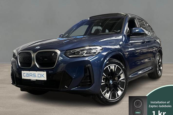 Blå BMW iX3 fra 2023 set udefra