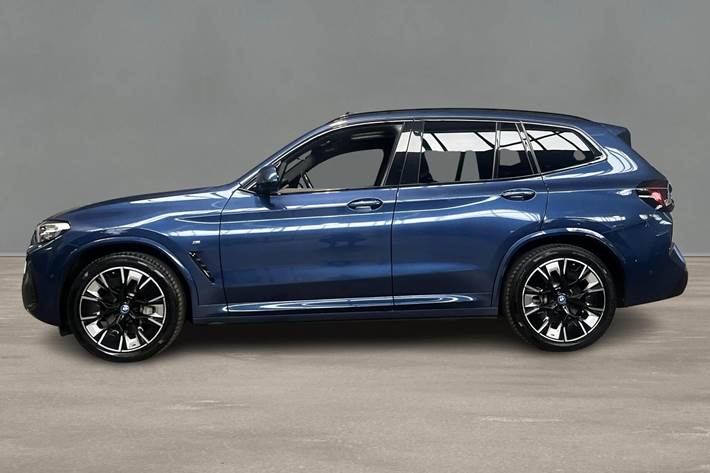 Blå BMW iX3 fra 2023