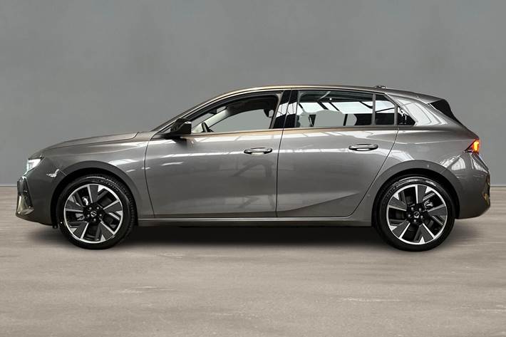 Grå Opel Astra-e fra 2024