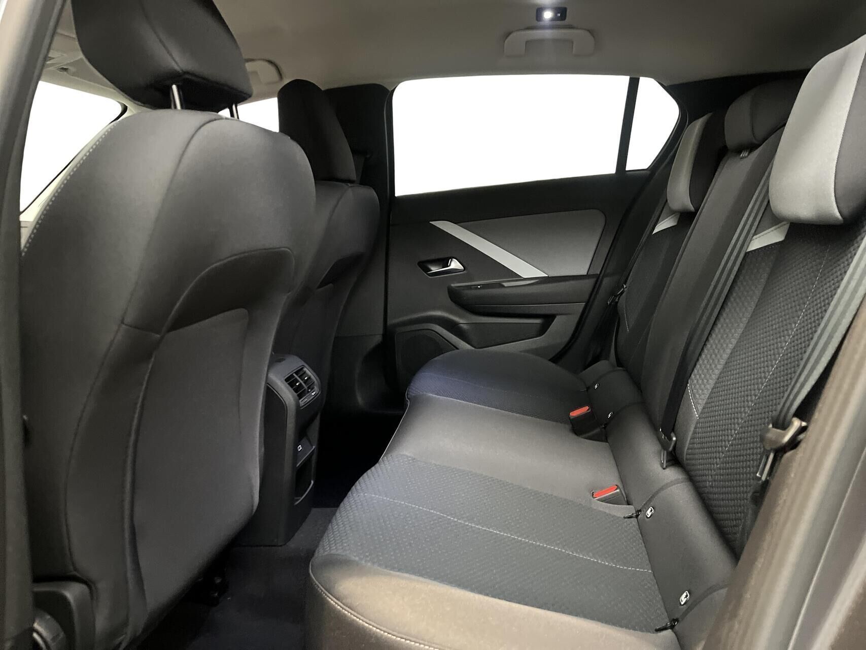 Grå Opel Astra-e fra 2024