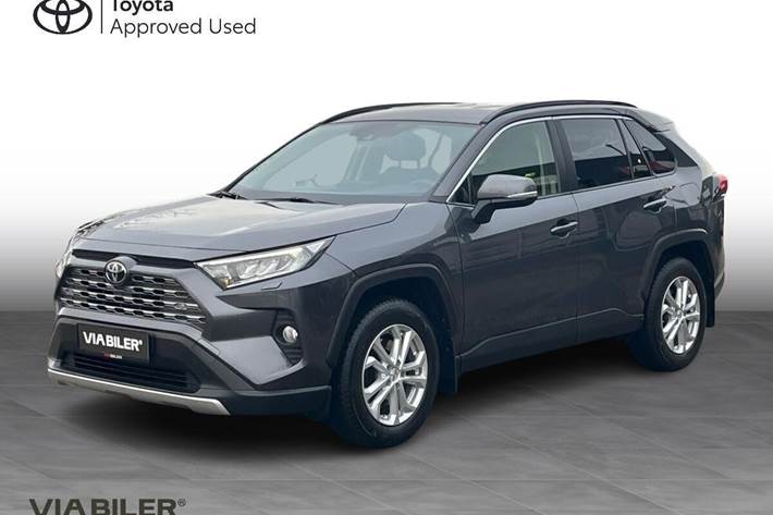 Grå Toyota RAV4 fra 2020 set udefra