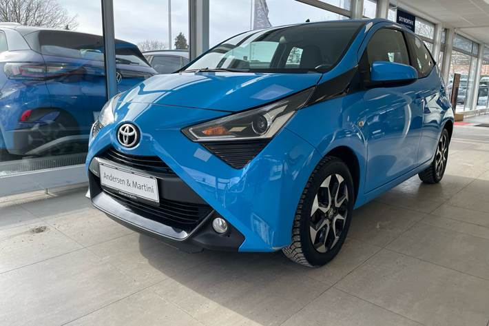 Blå Toyota Aygo fra 2020 set udefra