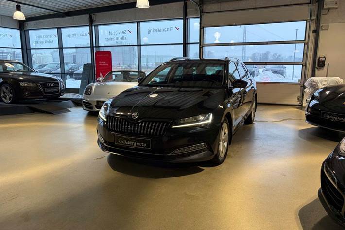 Sort Skoda Superb fra 2019