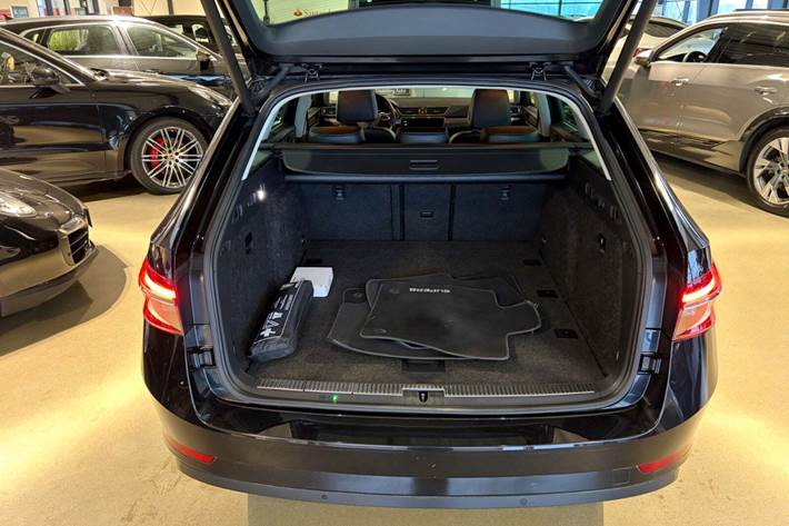 Sort Skoda Superb fra 2019