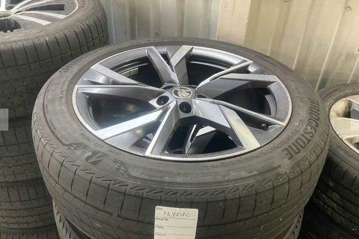 Blå Skoda Enyaq fra 2023