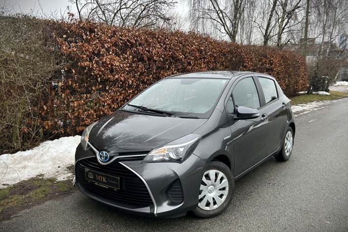Grå Toyota Yaris fra 2015 set udefra