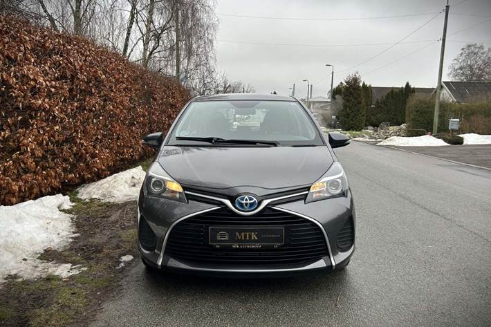 Grå Toyota Yaris fra 2015