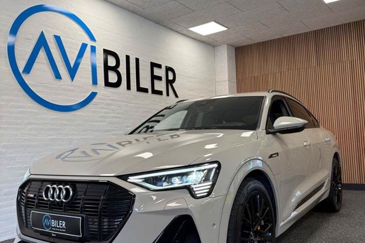 Beige Audi e-tron fra 2023 set udefra