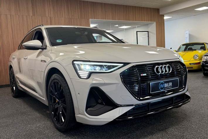 Beige Audi e-tron fra 2023